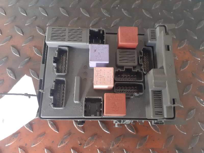 CAJA RELES / FUSIBLES 8200371614 