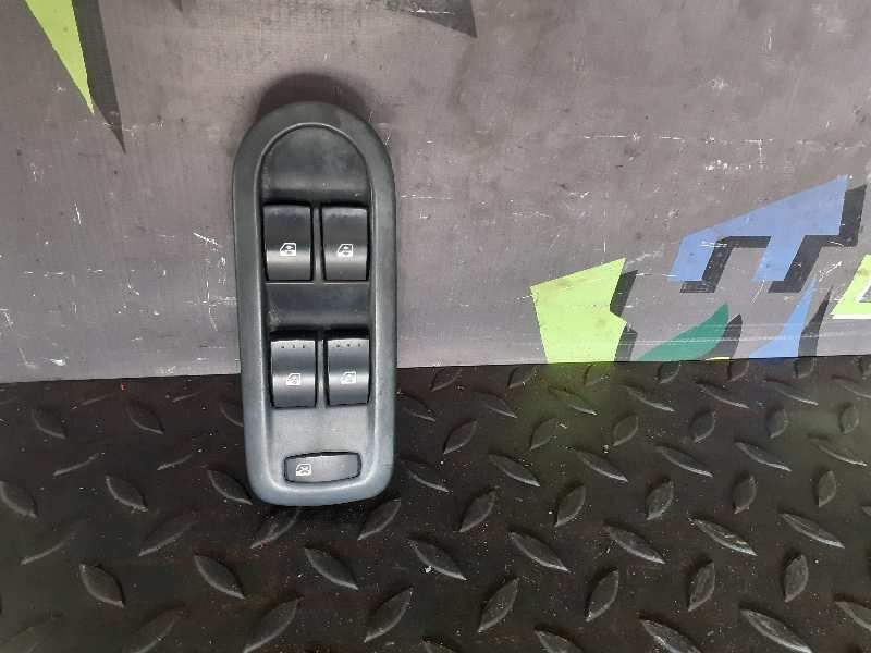 MANDO ELEVALUNAS DELANTERO IZQUIERDO 156018070 