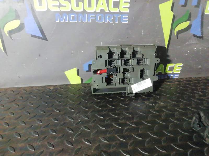 CAJA RELES / FUSIBLES 911944603 10688710 