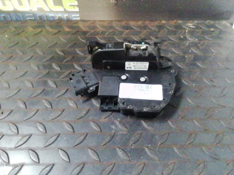 CERRADURA PUERTA TRASERA DERECHA 825020013R 