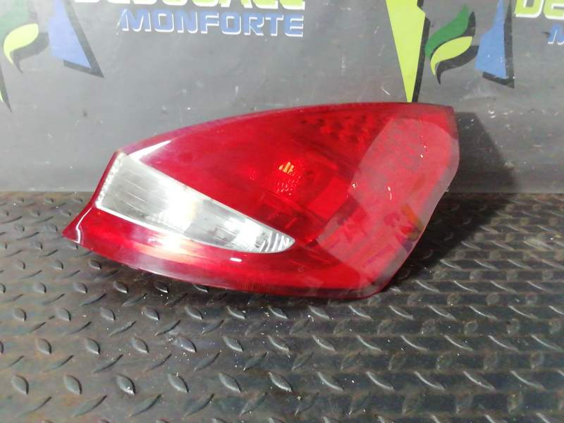 PILOTO TRASERO DERECHO 8A6113404A 