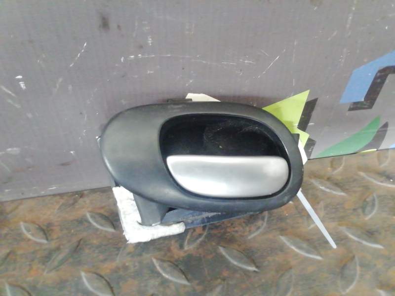 MANETA INTERIOR DELANTERA IZQUIERDA 