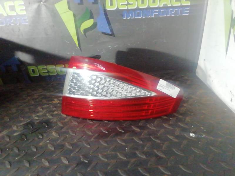 PILOTO TRASERO DERECHO 7S7113404A 