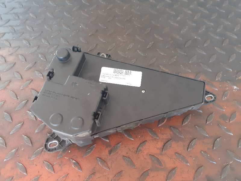CAJA RELES / FUSIBLES 690660105 690659905 