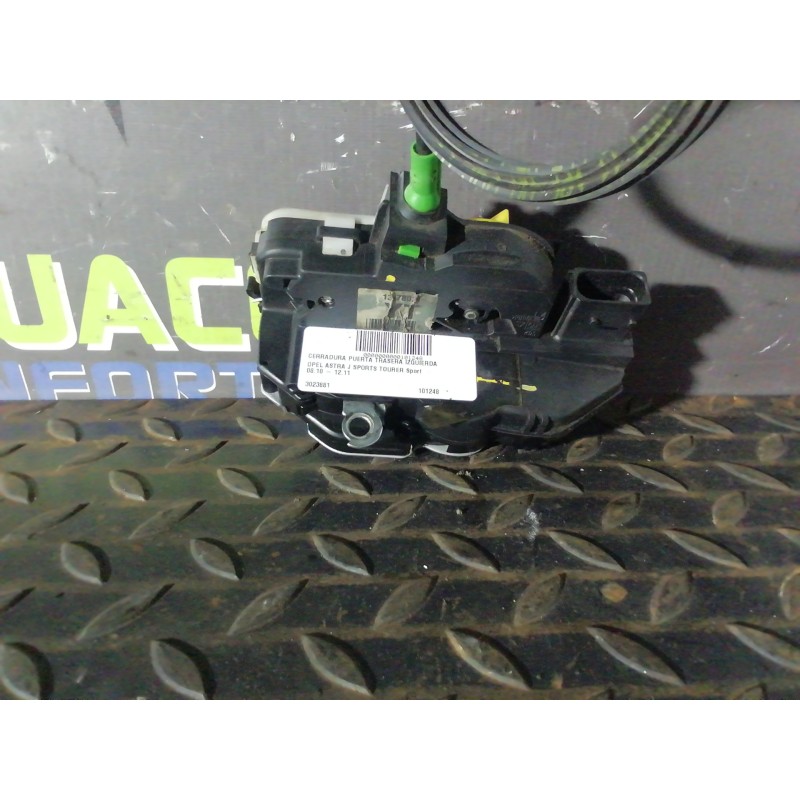Recambio de cerradura puerta trasera izquierda para opel astra j sports tourer sport referencia OEM IAM 3023881  