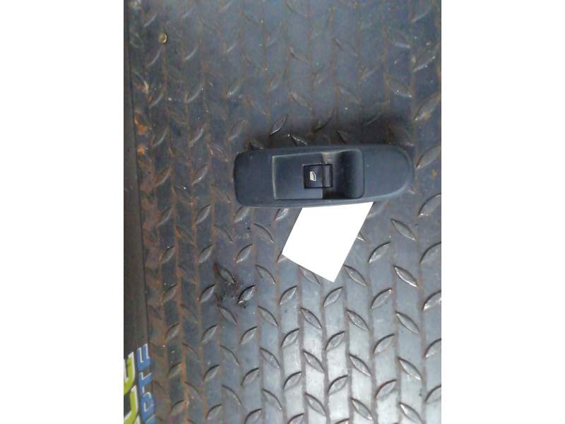 MANDO ELEVALUNAS DELANTERO DERECHO 96590662XT 