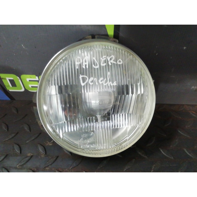 Recambio de faro derecho para mitsubishi montero (l040) 2.5 turbodiesel referencia OEM IAM MB07031  