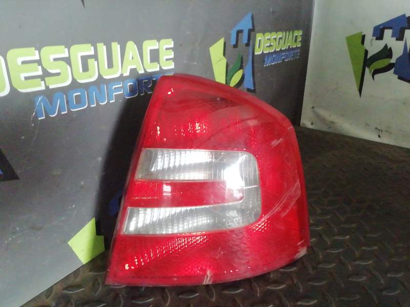 PILOTO TRASERO DERECHO 086651909R 