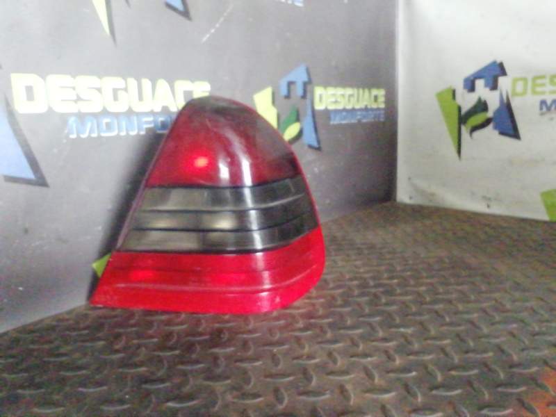 PILOTO TRASERO DERECHO 2028203664R 