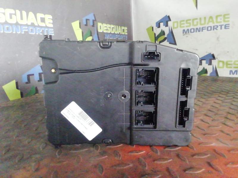 CAJA RELES / FUSIBLES 8200309693 S11840310L 