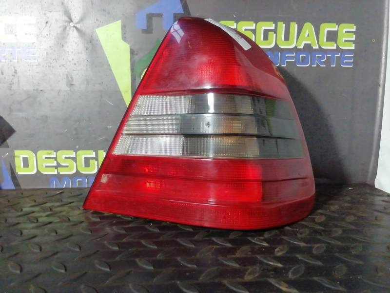 PILOTO TRASERO DERECHO 2028201264 