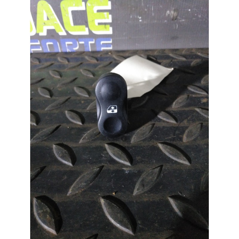 Recambio de mando elevalunas delantero derecho para dacia duster laureate 4x4 referencia OEM IAM 602227  