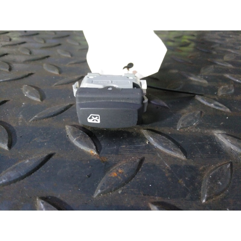 Recambio de interruptor para dacia duster laureate 4x4 referencia OEM IAM 325065B  