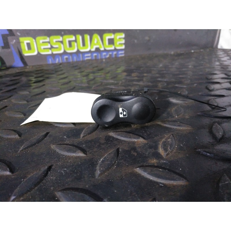 Recambio de mando elevalunas delantero izquierdo para dacia duster laureate 4x4 referencia OEM IAM 602227  
