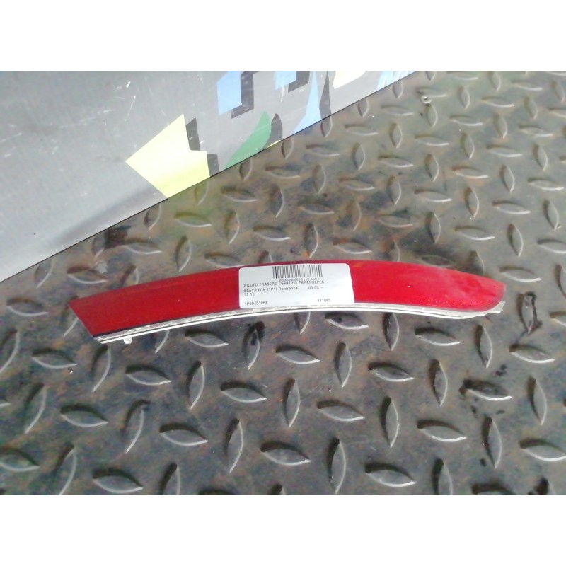 Recambio de piloto trasero derecho paragolpes para seat leon (1p1) reference referencia OEM IAM 1P0945106B  