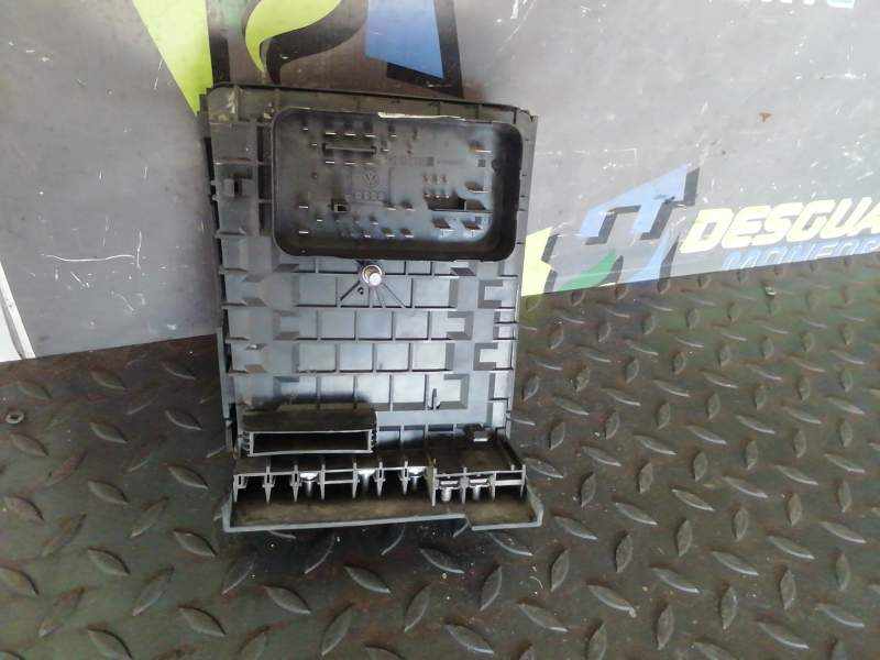 CAJA RELES / FUSIBLES 1K0937125A D000702 
